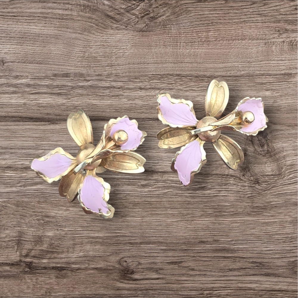 Vintage Gold Tone Pink Enamel Flower Earrings Screw Back No Marking Retro Style‎